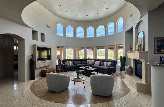 Scenic & Peaceful Backyard Retreat, Heated Pool & Mountain View’s, Close to town