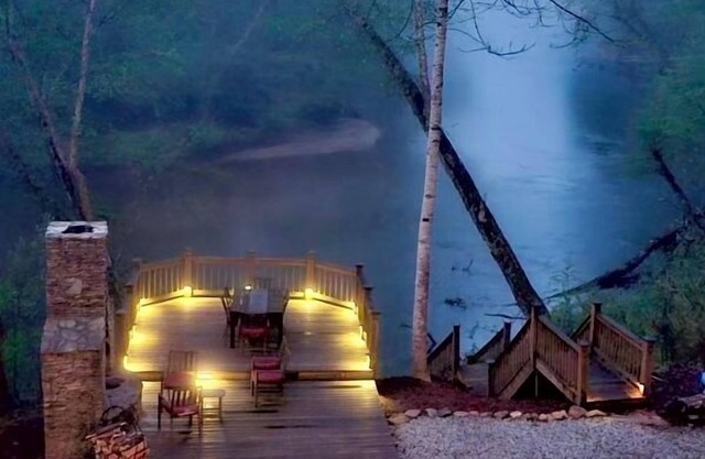 Scenic Riverdeck Cabin and Mountain Retreat~Hot Tub~Wine country~Game Room