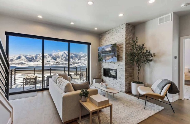 Scenic Sanctuary, Luxury Home w/Views