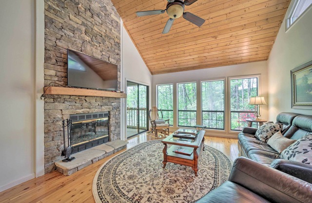 Scenic Sapphire Condo w/Deck + Gas Grill!