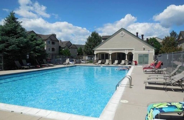 Scenic Views-From Bright, Airy Home-Safe Suburb