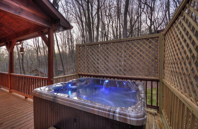 Scenic Views, Hot Tub Soaks, Firepit Roasts, Cookouts & Nearby Adventures - Cardinal's Crossing