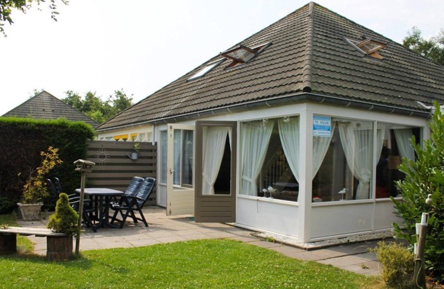 Schoneveld 183 of type Duinroos located at the Schoneveld holiday park is built as a 4 under a roof House and is very practical and cosy. The House is particularly suitable for 1 to 4 people.