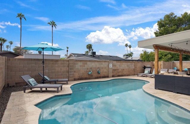 Scottsdale 6 bedrooms, Private Pool + Firepit, Cornhole, BBQ