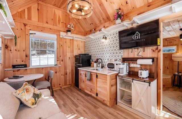 Scouts Cottage + Pickleball Court l Hot Tub