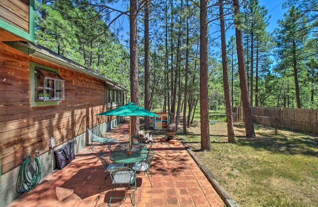 Screened Porch, Fenced Yard: Lakeside Retreat!