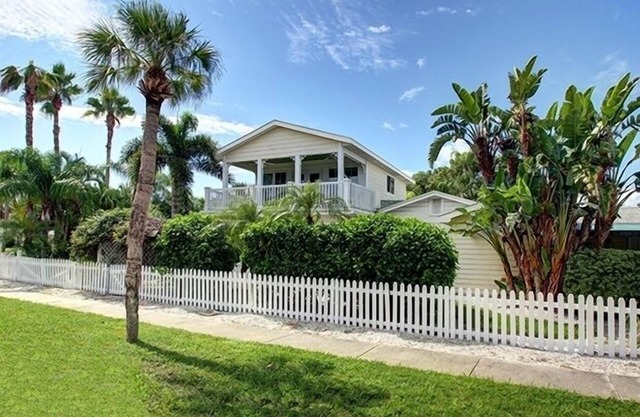 'Sea Breeze' - Beautiful Clearwater Beach Home - Heated Pool, Spa & Grill