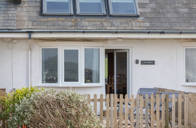 SEA CAMPION, pet friendly, character holiday cottage in Thurlestone
