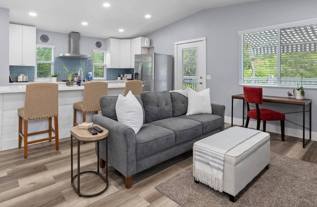 Sea Glass Cottage - Charming Apartment Minutes to St Pete Downtown