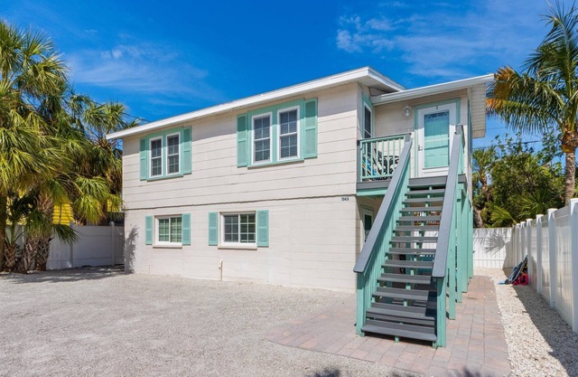 Sea Spray 2: *Pet-friendly *Steps to the beach *Close to shops, restaurants