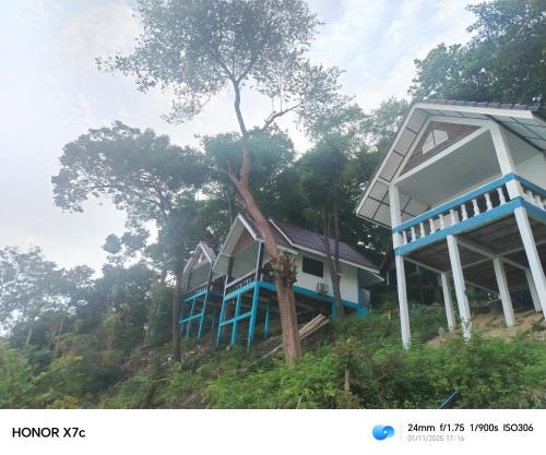 Sea view cliff cabin house kantiang bay