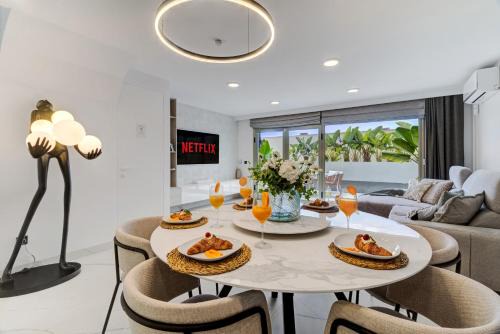 SEA VIEW I POOL I PRIVATE GARAGE I WI-FI I GRILL I WINE l COFFEE