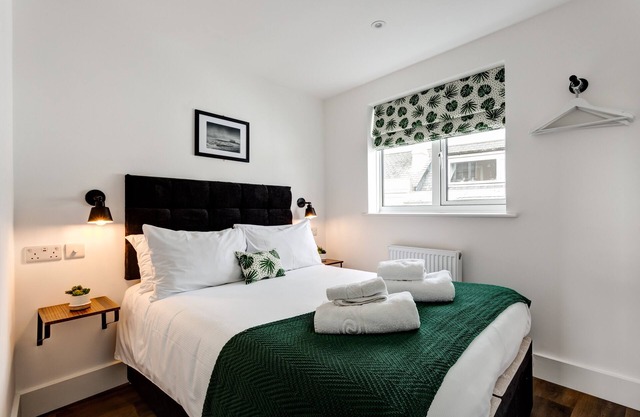 Sea view, pet friendly central Laines location, 1 minute from station