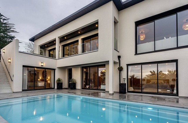 Sea-view villa with 4x10 heated and covered pool.