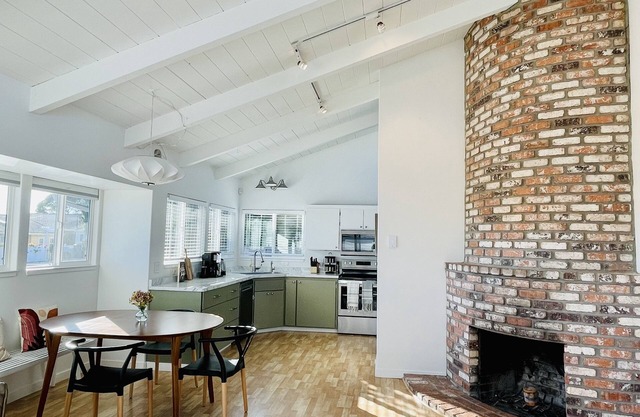 Seacliff Mid Century Cottage 3 Min to Beach: Ocean Views, Deck and Hot Tub