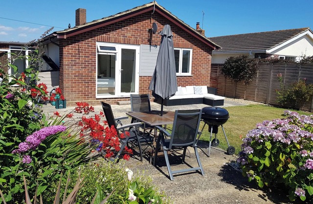 SEAFARER'S REST, pet friendly, country holiday cottage in Selsey