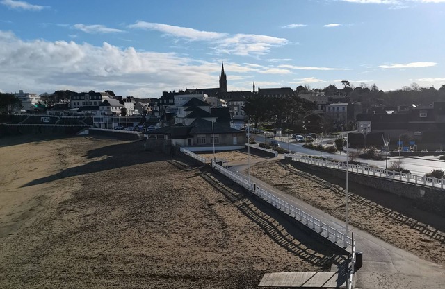 Seafront studio close to shops.