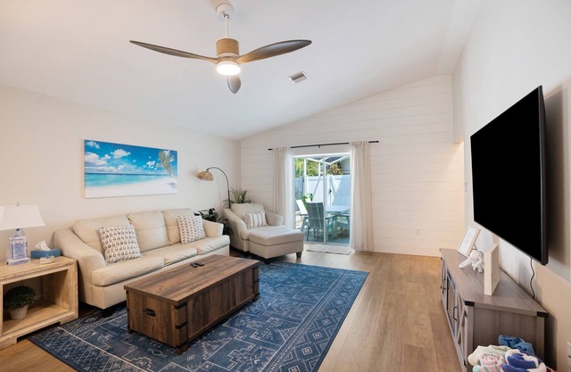 SeaGlass: New Renovation Sleep 12 Hot tub, Pool