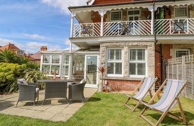 SEAGLIMPSE, pet friendly, country holiday cottage in Swanage