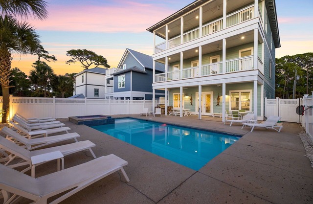Seagrove - 1 Block from Beach, GOLF CART, Private Pool, Game Room, Bikes & Tesla Charger!