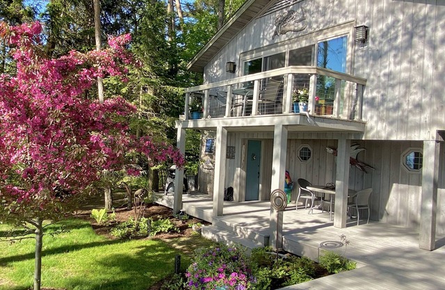 Seagull Beach Guest House, Unique Lake Michigan Cottagenon private beach