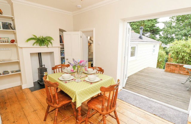 SEAGULL’S PERCH, family friendly, country holiday cottage in Cowes