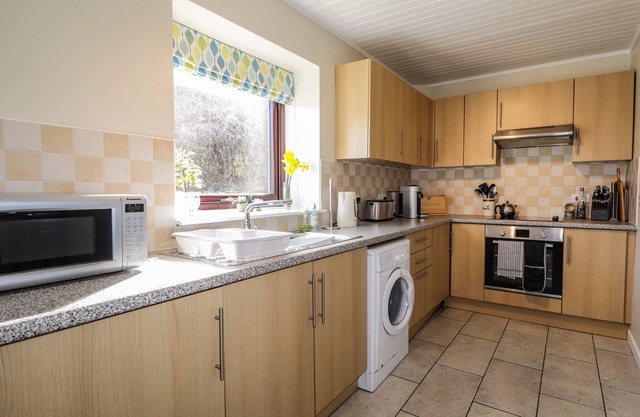 SEALLADH AN LOCHA COTTAGE, family friendly, with a garden in Portree