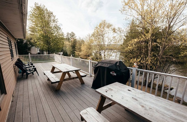 Seamless Beach Access- Capitvating Lake Views