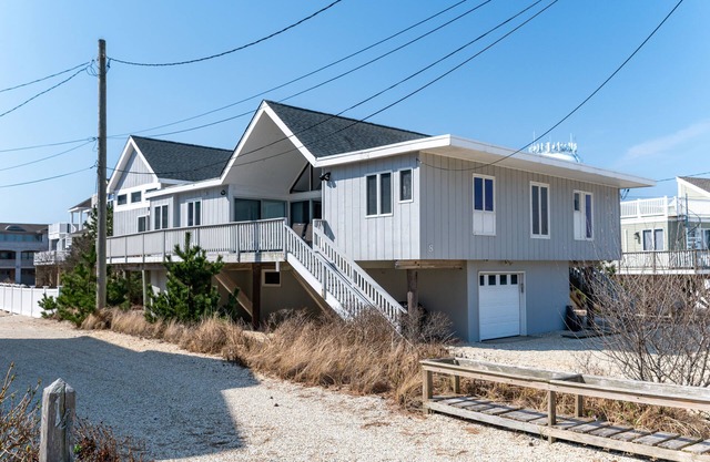 Seascape. Beautiful ranch one house off the beach.