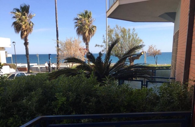 Seaside apartment with garden