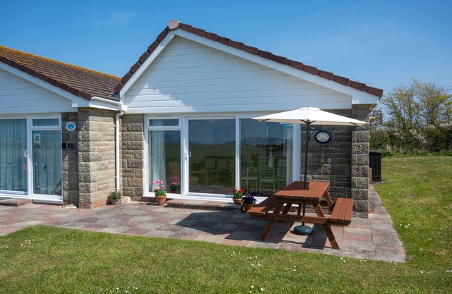 SEASIDE BUNGALOW, FABULOUS SEA VIEWS, FREE WIFI,nGENEROUS DISCOUNTS ON FERRY