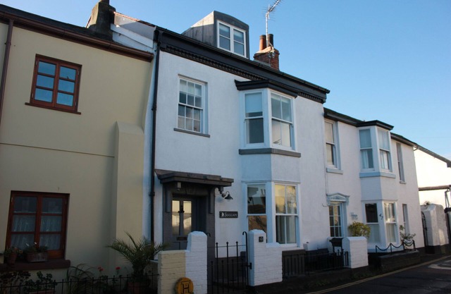 Seaside Cottage sleeping 6 people, Pet friendly, just 50 mtrs from waters edge