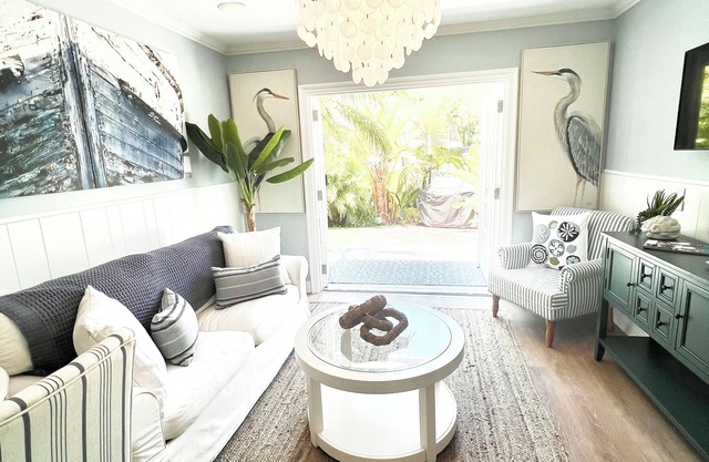 Seaside Sanctuary sleeps 2, 2 mi to the beach