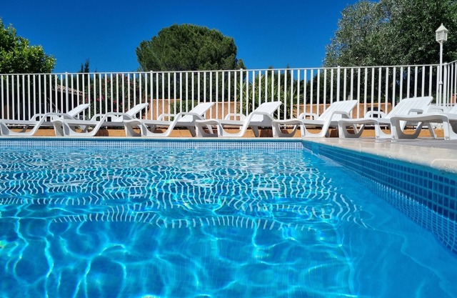 Seasonal rentals of furnished apartments, cottages, apartments, with swimming pool in a quiet location.
