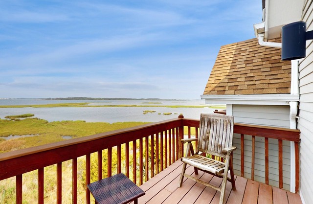Seatowne bayfront home w/outdoor shower, community pool, tennis & pier