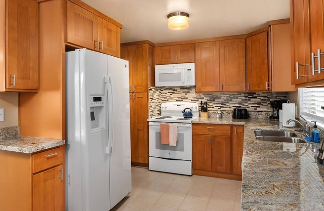 Seattle Vacation Home: Roy Street Cottage - 3 bedroom single family home with yard