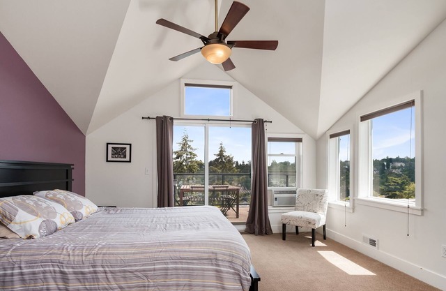 Seattle Vacation Home: The Depot - Luxury 3 bed/2.5 bath, great location