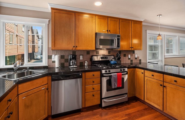 Seattle Vacation Home: Upscale & PRIME Location - Modern Kitchen | Jetted Tub | Garage