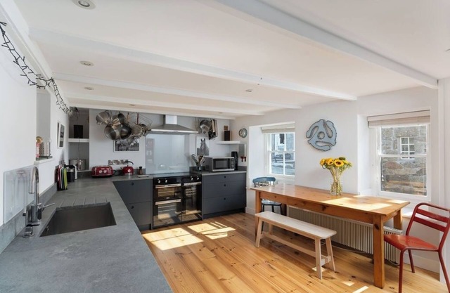 SeaView-2Br-Sleeps5-Cottage-FastWiFi-WoodBurner