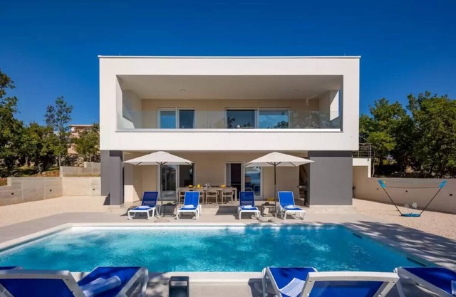 Seaview Villa Deep Green with pool
