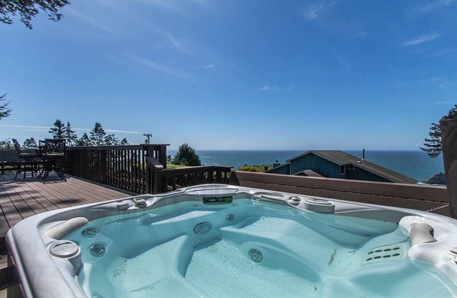 Seawood Vista - Ocean & Redwood Views w/Hot Tub!
