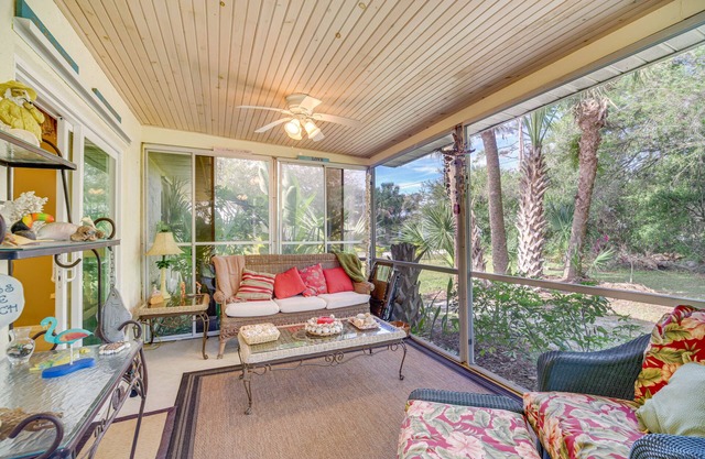 Sebastian Home w/Screened Lanai: 8 Mi to Beach!