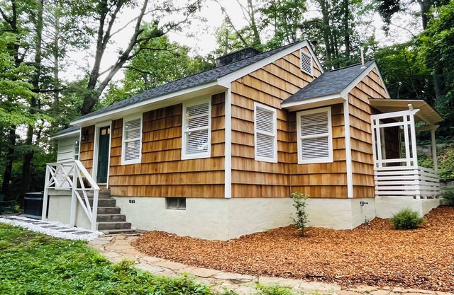 Secluded 2BR house in the trees 1mi from BHM city - sauna, hot tub, ping pong