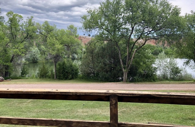 Secluded cabin by lake, pet friendly, quiet