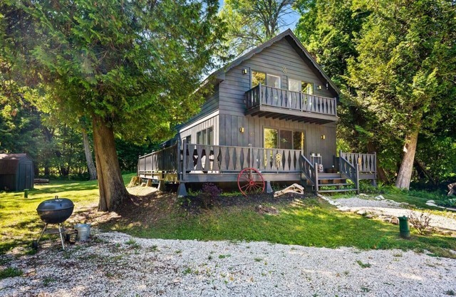 Secluded Cabin! Hot Tub, Lake Access, Arcade RM!