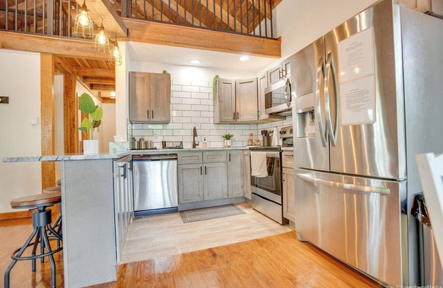 Secluded Cabin in the Woods with Hot Tub & Large Deck