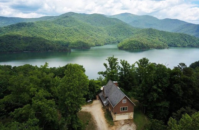 Secluded Cabin Overlooking Fontana Lake & Smoky Mtns NP