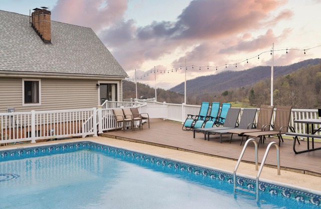 Secluded Cabin– Pool w/Mountain Views + Trails