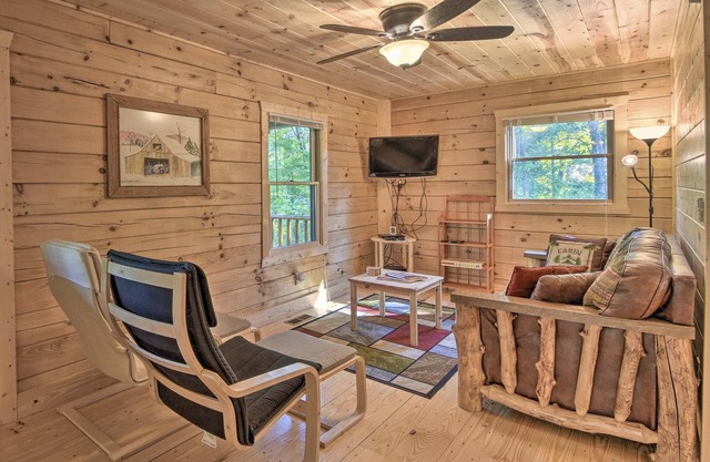 Secluded Cabin w/Deck 13 Miles to Downtown Murphy