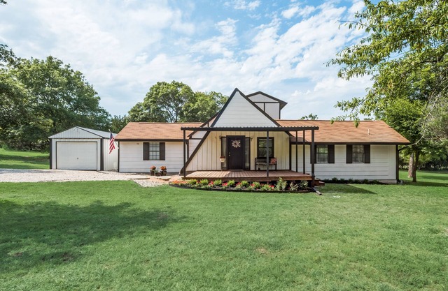 Secluded Country Lodge In Aledo - Pet Friendly!